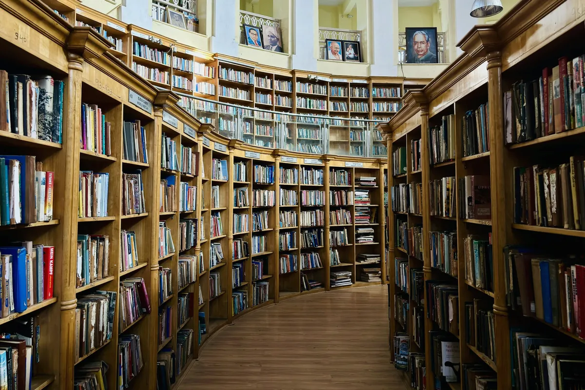 Bibliothèque universitaire aux rayonnages de bois