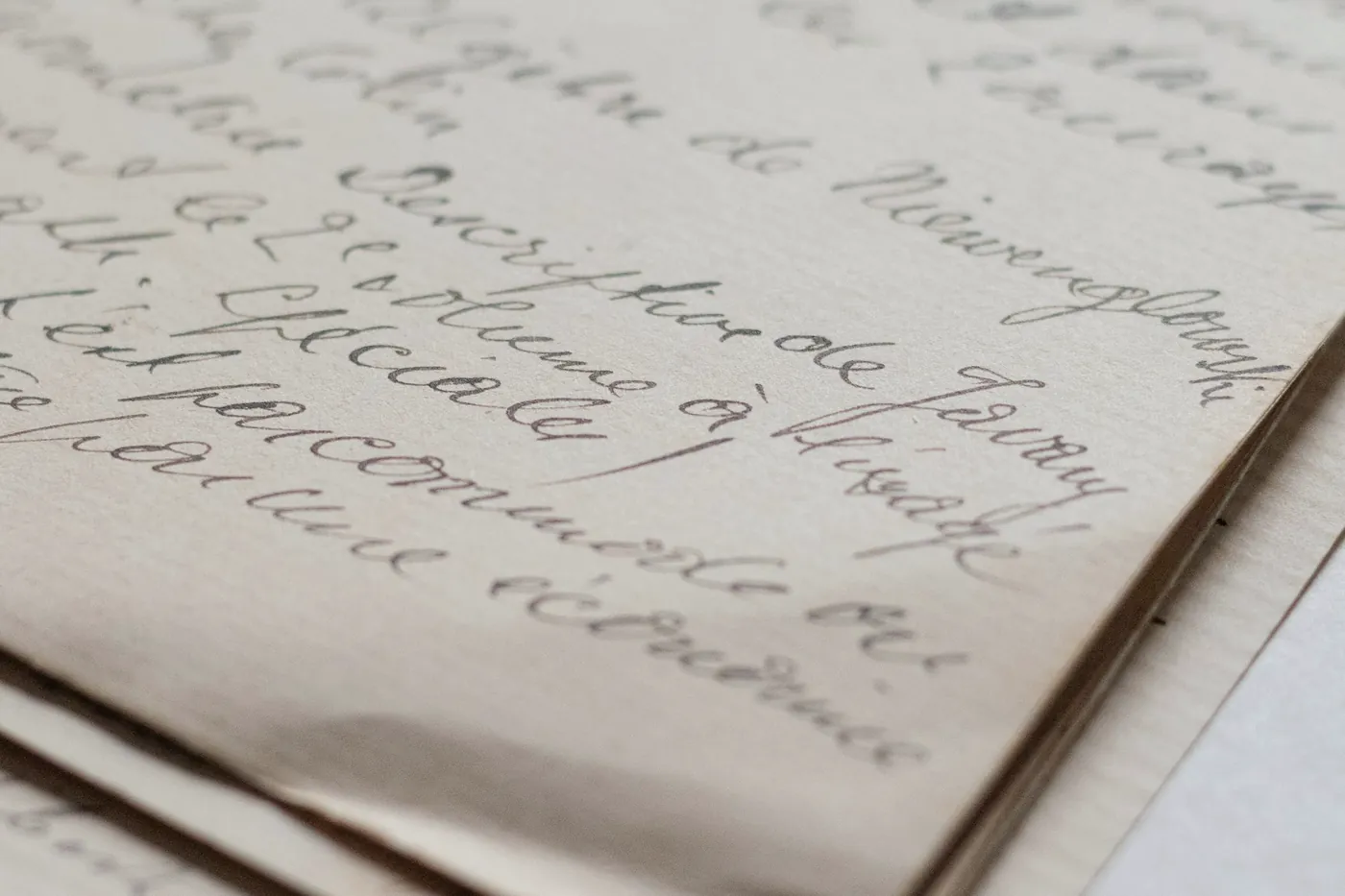 Lettres manuscrites anciennes posées à plat sur une table